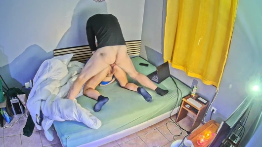 Bir sürtüğü yatmadan önce hızlı sikiyor