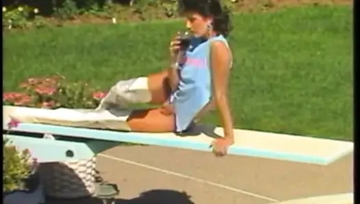 Seksi esmer hatun sıkı amcığıyla arkadaşının büyük takma yarağına biniyor