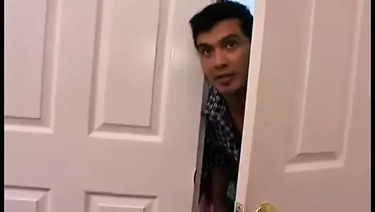 Azgın Hintli sürtük deliklerine bir grup yarak alıyor