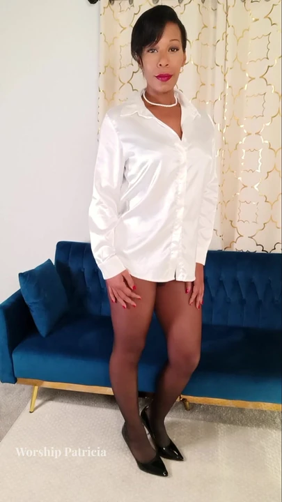 Naylon külotlu çoraplı zarif zenci bacaklar