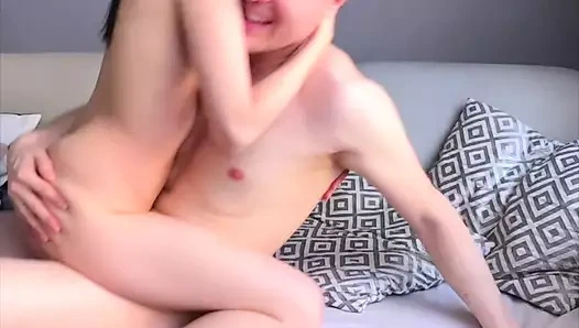 Güzel götlü genç kız büyük şişman yarağa biniyor!