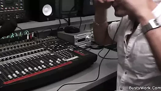 İş yerinde kıvırcık saçlı bbw baştan çıkarır ve sikikleri