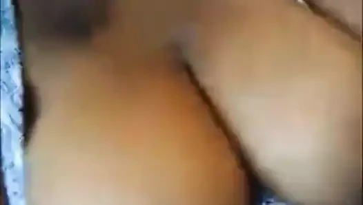 Siyah kadın kamerada vücut göster