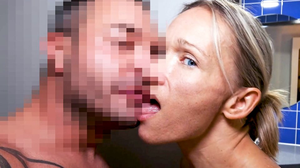 Ateşli 5 yıldızlı orta yaşlı seksi kadın banyoda yakalandı ve yatakta sikildi!!!
