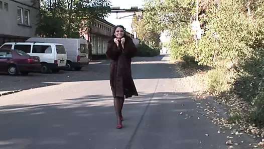 Orta yaşlı seksi kadın sokakta iç çamaşırıyla seks yapıyor!