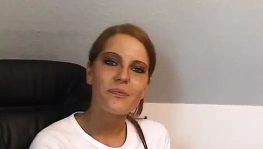 Seksi sürtük ofiste mastürbasyon yapıyor