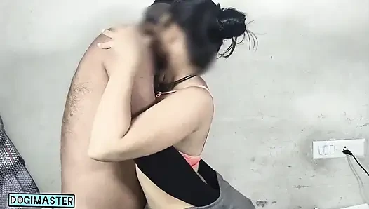 Hintli üniversiteli kızlar zenci oğlana karşı
