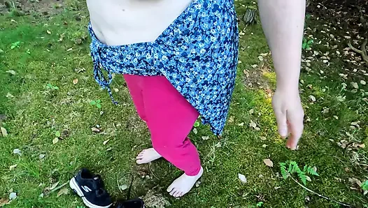 Yürüyüş yaparken memelere işkence