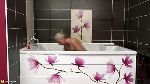 eski adım anne alır genç horoz içinde banyo