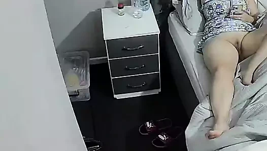Üvey anne yatakta bacaklarını açıyor ve kamerada amını gösteriyor