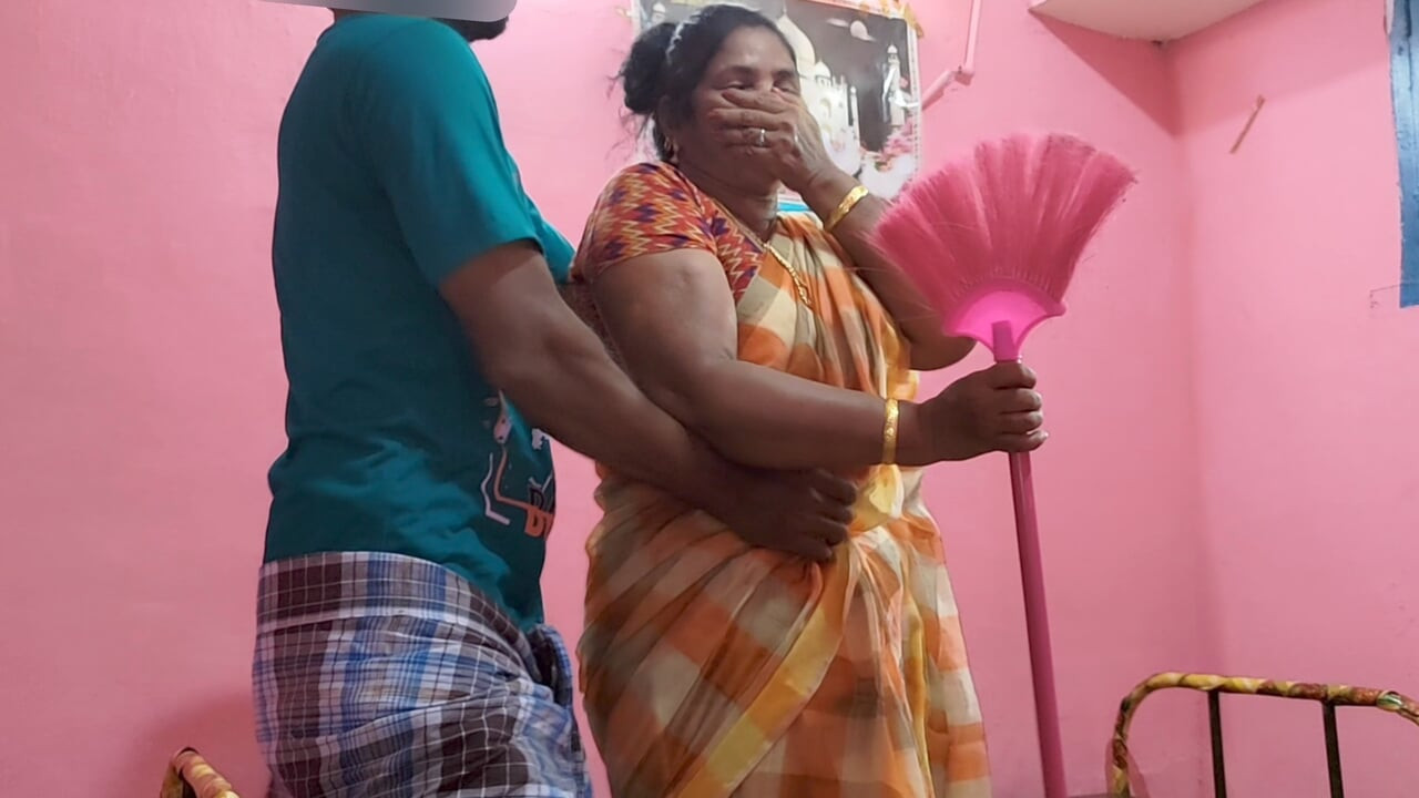 Üvey annemin büyük göğüsleri ve amıyla oynadım ve seks yaptık