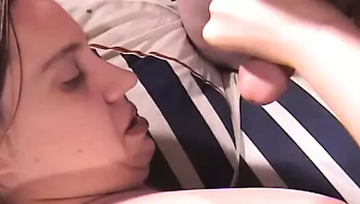 Oyuncaklarla oynarken yakalandıktan sonra gerçek bir yarakla oynuyor