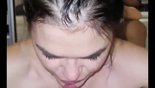 Ayak masajından sonra üvey kız kardeşim sikimi ağzına almak istedi, sikimi seviyor, ağzına boşalıyor