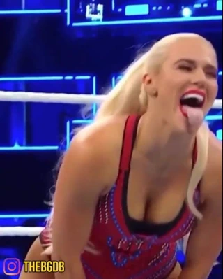 Wwe - lana aka cj perry göğüs dekoltesi üzerine eğildi