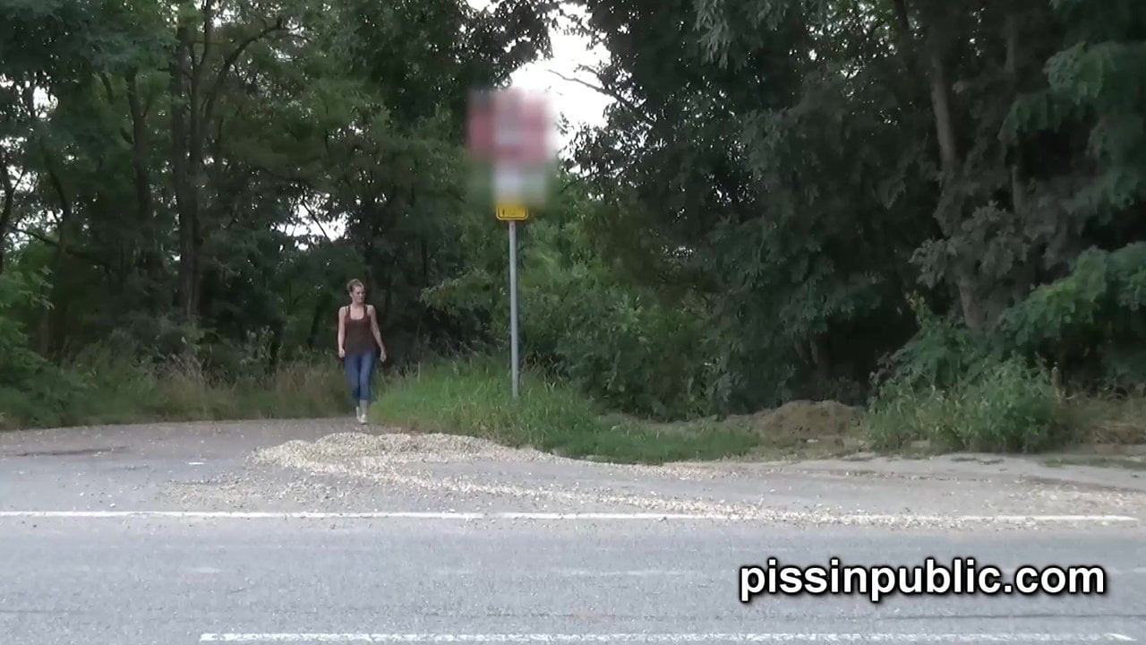 Başka seçeneği olmayan bu kızlar kayaların üzerine işiyor