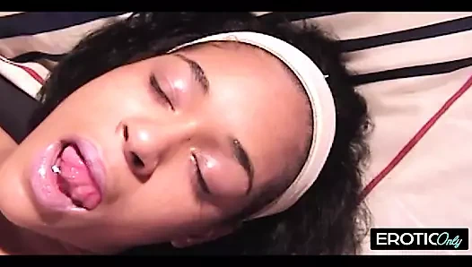 Kız öğrencinin daha iyi notlara ihtiyacı var ve bunun için her şeyi yapıyor