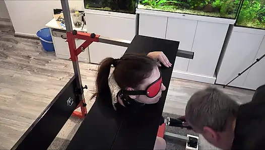 Köle Kız Savunmasız Direkte Sybian'da Orgazma Sürükleniyor Bölüm 2