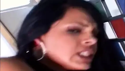 Jerry'nin prezervatifi yokken seksi latin Tori Avano ağzı açık göt deliğini döllemesine izin verdi