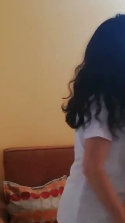 Kocam çalışıyor ve ben onun arkadaşıyla lezbiyenlik yapabiliyorum | Bölüm 1