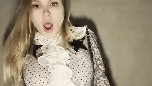 Bir alışveriş merkezinin umumi tuvaletinde dildoyla kendimi sikiyorum. Fışkırtma ile orgazm dayanamadı.