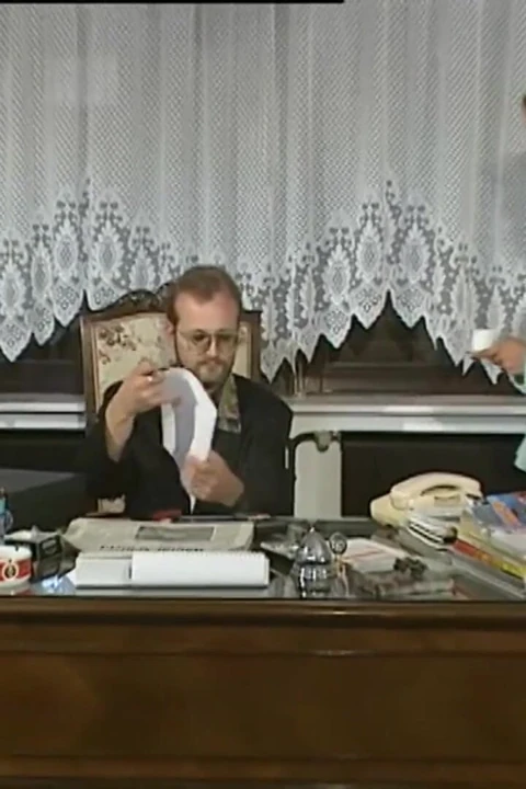 İki çekici kız götten sikiliyor