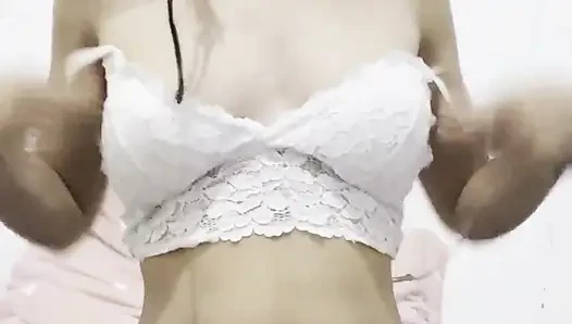 Latin kadın evde yalnızken parmaklıyor ve dildoya biniyor
