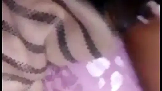 Hintli güzel kız sevgilisiyle görüntülü görüşmede parmaklıyor, görüntülü görüşme mms