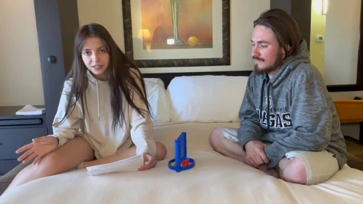 Seksi bir esmer yatakta Connect 4 striptiz oyunundan sonra yarağına biniyor