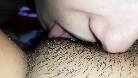 Kız arkadaşımın amını yalıyorum, çok kıllı amcığımı sıvazlıyorum ve onunla aynı anda boşalıyorum