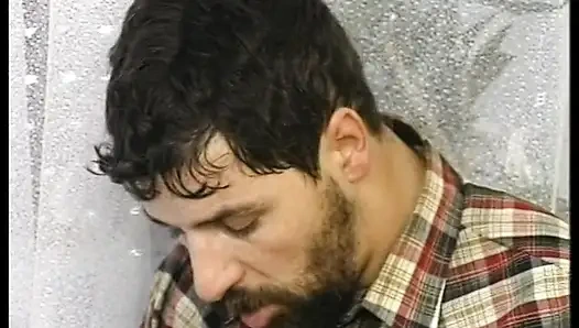 Sarışın genç kız götten sikiliyor ve götüne boşalıyor