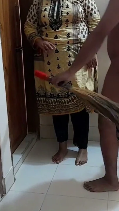 Ek chor ghar mein aya aur saf evli kadın ko kutte ke tarah choda jabardast (eve geldi ve ev hanımı domaltarak sikiliyor) | Klip 1