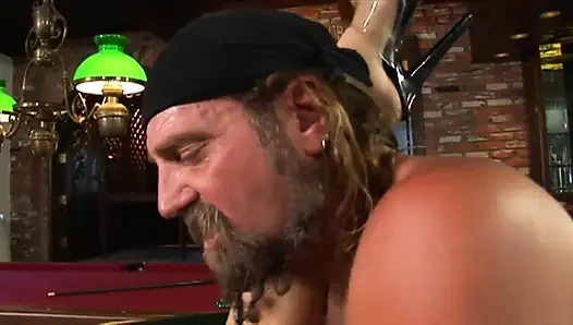 Amına aç bir yarak için harika sarışınlar