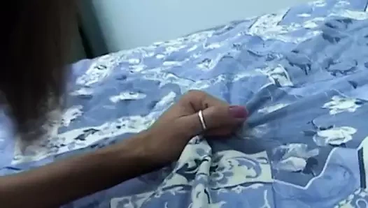 Ateşli sürtük iki adam tarafından sikiliyor ve ateşli dölle doluyor