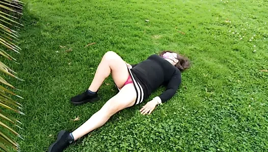 Latin sürtük üvey anne parkta iç çamaşırını ve vajinasını gösteriyor 2-2