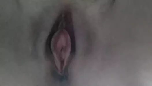 Seksi beyaz kız ıslak amına mastürbasyon yapıyor yakın çekim - gerçek kadın orgazmı - ağır çekim