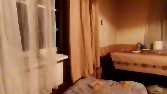 Siyah file eldivenlerle geceleri göğüslerime masaj yapıyorum
