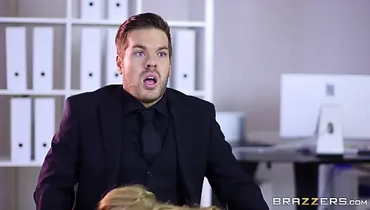 Büyük memeler iş başında - Ryan Ryder'ın hukuk firması röportajı Stacey Saran ile sert bir sikişe dönüşüyor