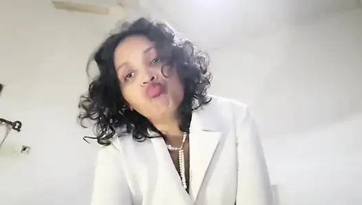 Ep8 Desi üvey anne üvey oğlunun kamerasını buldu ve see.mp4 için soyunuyor
