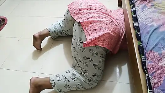 Üvey anne yatağın altında sıkışırken üvey oğlu büyük götüne boşalıyor