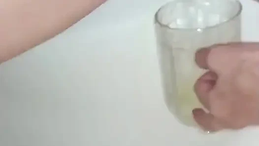 Göğüslerime çiş döküyor
