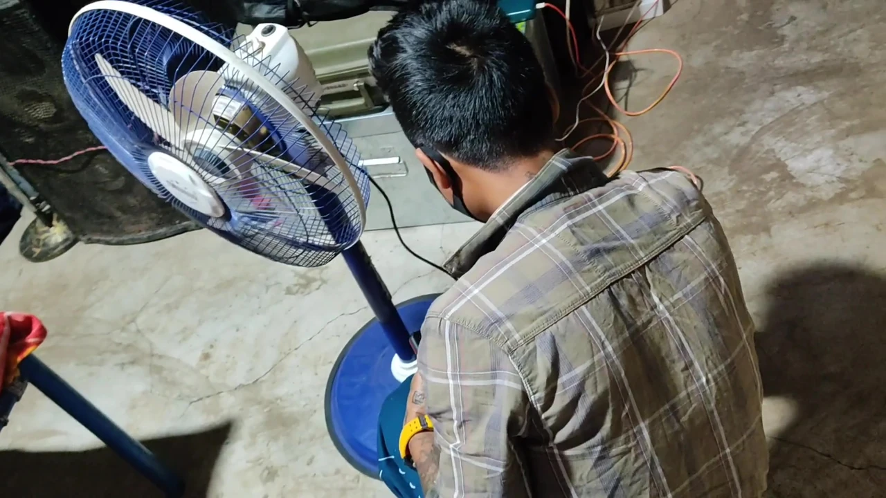 मजेदार मैकेनिक और प्रशंसक रिपेयर मास्टर की एक अनोखी सेक्सी कहानी - भारतीय समलैंगिक - हिंदी फिल्में