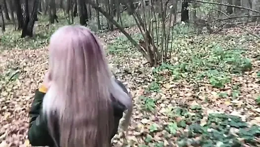 Ormanda Sarışın, Kamerada Yabancıya Karşı Ayağa Kalkarak Sevişiyor