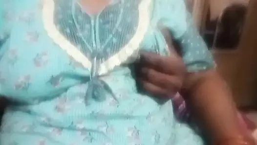 Karım ağrıyan yanaklarını açıyor ve onları ovuyorum