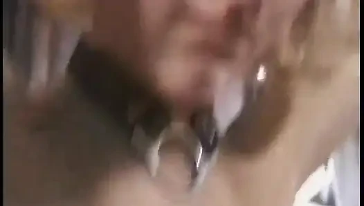Beyaz stilettoslu ve iç çamaşırlı kız dominatrix'in lateks külotunu yalamalı