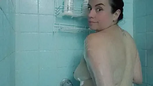 Banyo yapıyor