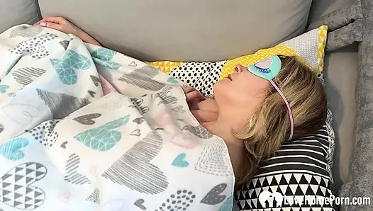 Komşunun yaramaz orta yaşlı seksi kadın beni davet ediyor ve ıslak ıslak saksoyla yarağıma tapıyor