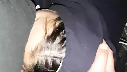 Önce komşumu çiçeklere hayran olmaya davet ettim ve sonra onu siktim