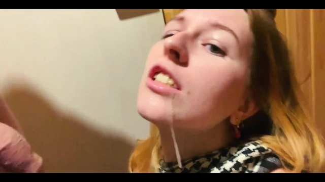 Sokakta tanıştı ve büyük götlü bir sarışını evde sikiyor