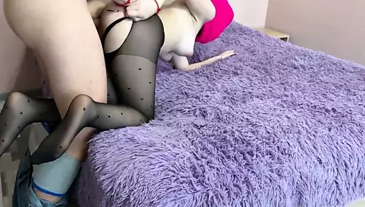 Strappo i collant della sorella di un amico e me la scopo