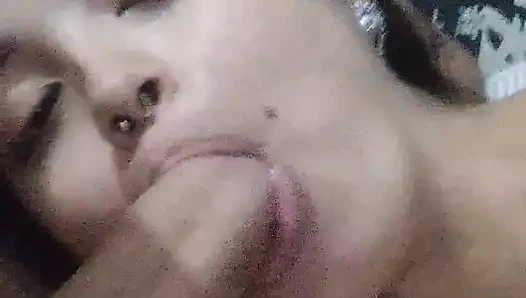 İtaatkar evli kadın Debora Prado her gece yatmadan önce sakso çekiyor